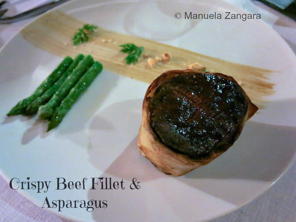 Thịt bò phi lê với khoai tây nghiền và sốt đậm đà, món chính tinh tế tại Iriatai, Hilton Bora Bora Nui Resort &amp; Spa