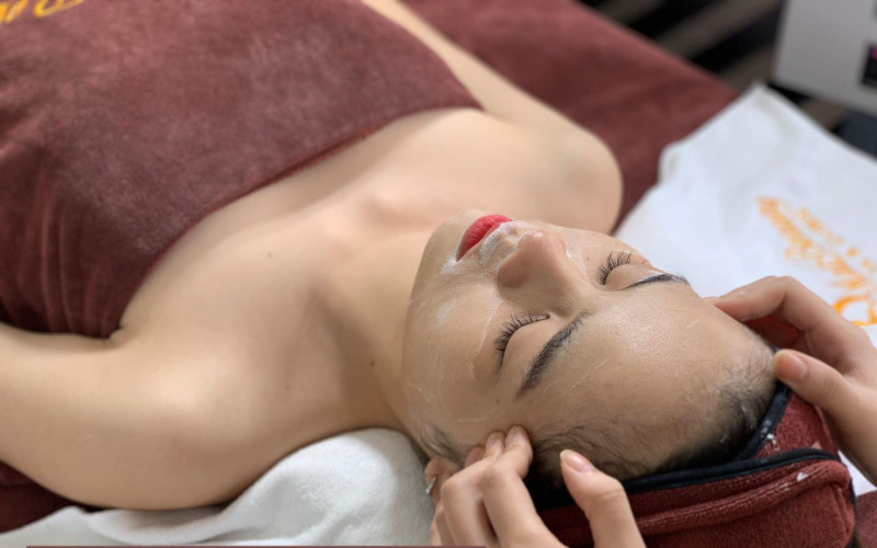 Thực hiện tẩy da chết cơ học loại bỏ tế bào sừng cho da mặt tại spa