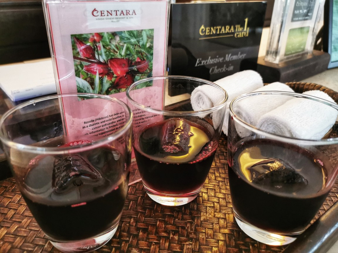 Thức uống giải khát mát lạnh chào đón khách tại Centara Anda Dhevi