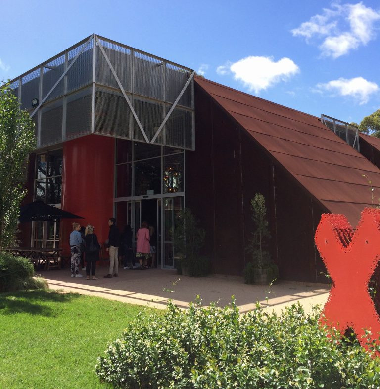 Thưởng thức rượu vang tại Shadowfax Winery gần Mansion Hotel &amp; Spa