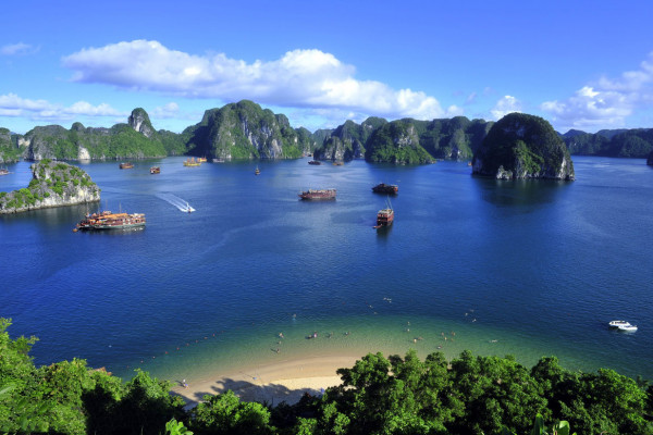 Thuyền kayak trên Vịnh Hạ Long, cảnh quan thiên nhiên hùng vĩ