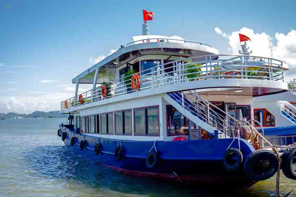 Cảnh Vịnh Lan Hạ với núi đá vôi hùng vĩ và làn nước xanh biếc