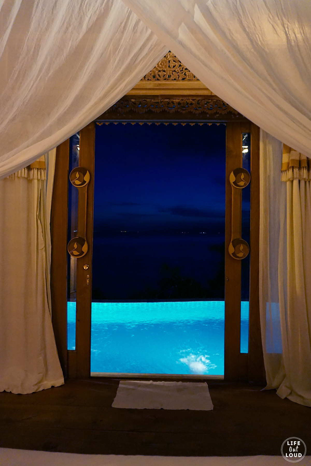 Toàn cảnh biệt thự Santhiya Koh Yao Yai vào buổi tối, chuẩn bị cho bữa ăn lãng mạn