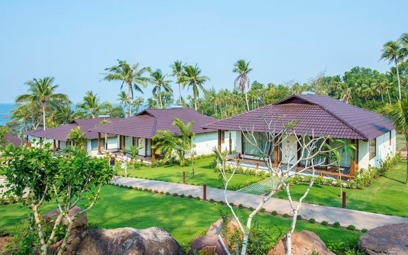 Toàn cảnh Camia Resort &amp; Spa Phú Quốc từ trên cao với bãi biển Ông Lang