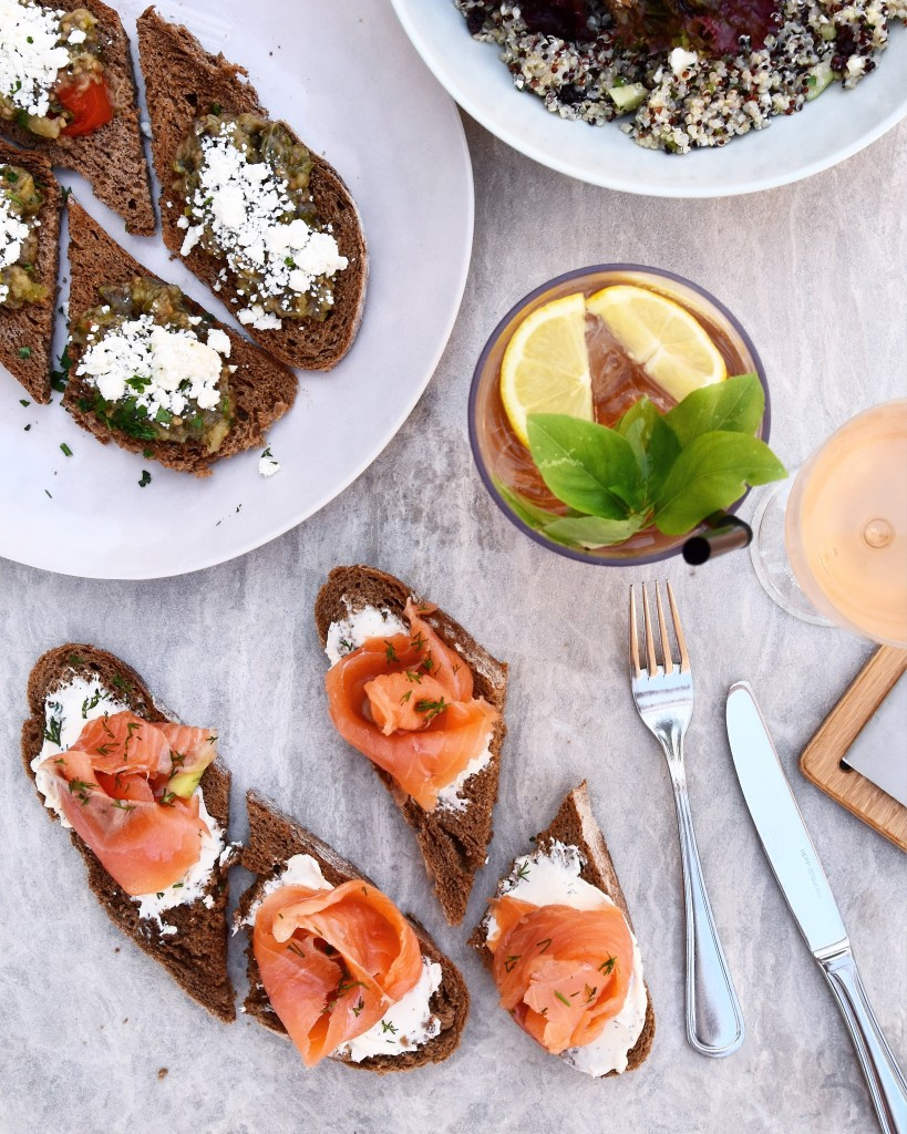 Toàn cảnh hồ bơi vô cực riêng và biển Aegean tại Blue Palace Resort and Spa, Crete