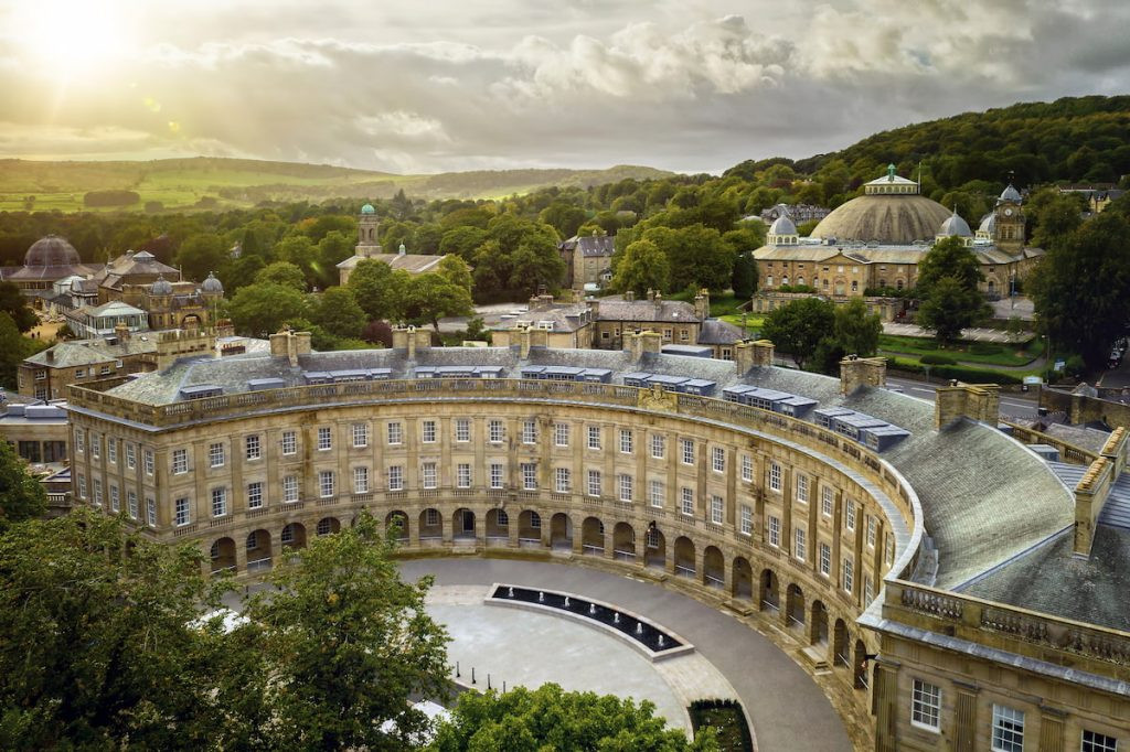 Toàn cảnh khách sạn Ensana Buxton Crescent từ trên cao, một trong những khách sạn spa hàng đầu tại Peak District