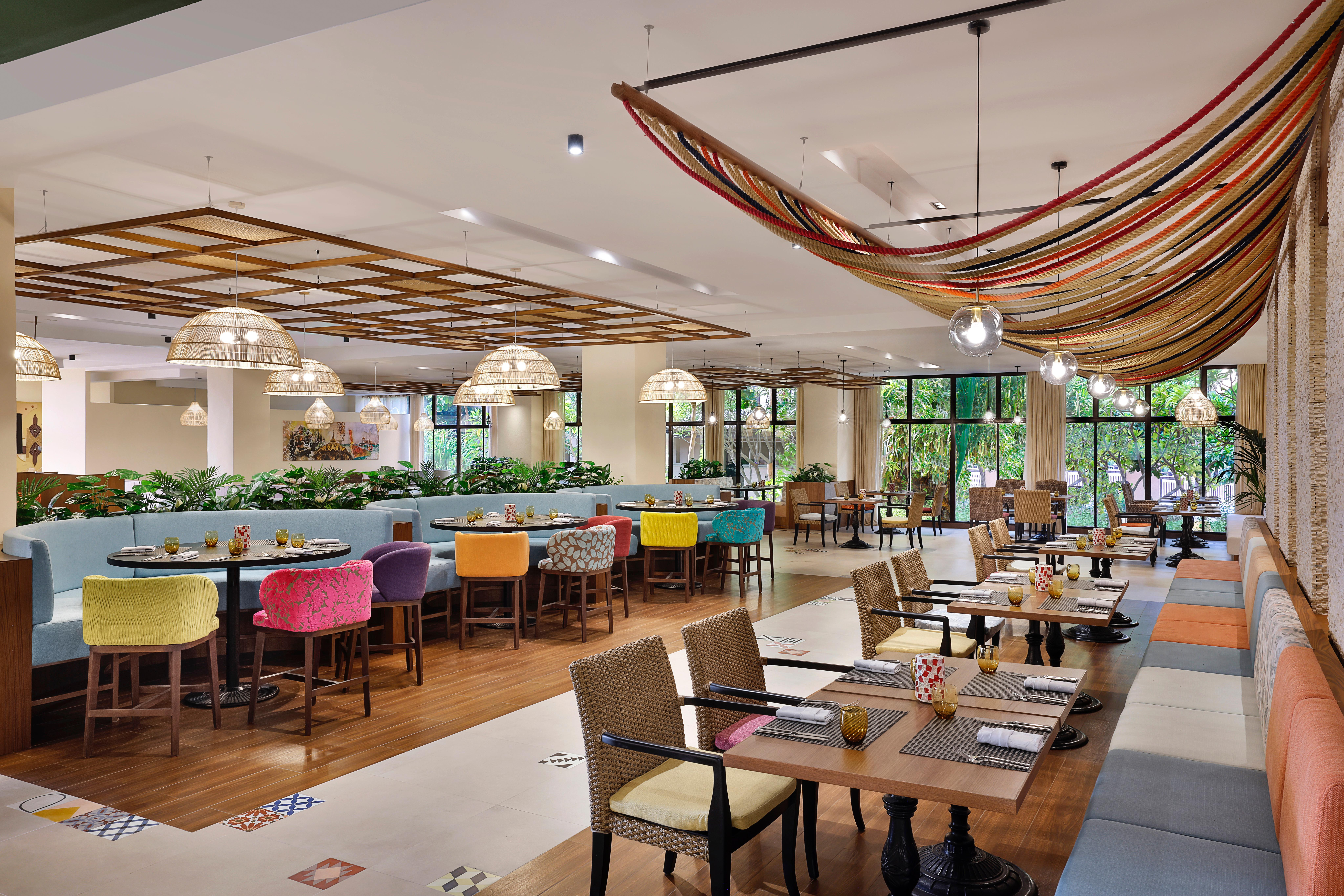 Toàn cảnh khu nghỉ dưỡng Anantara Dubai The Palm Resort & Spa nhìn từ trên cao