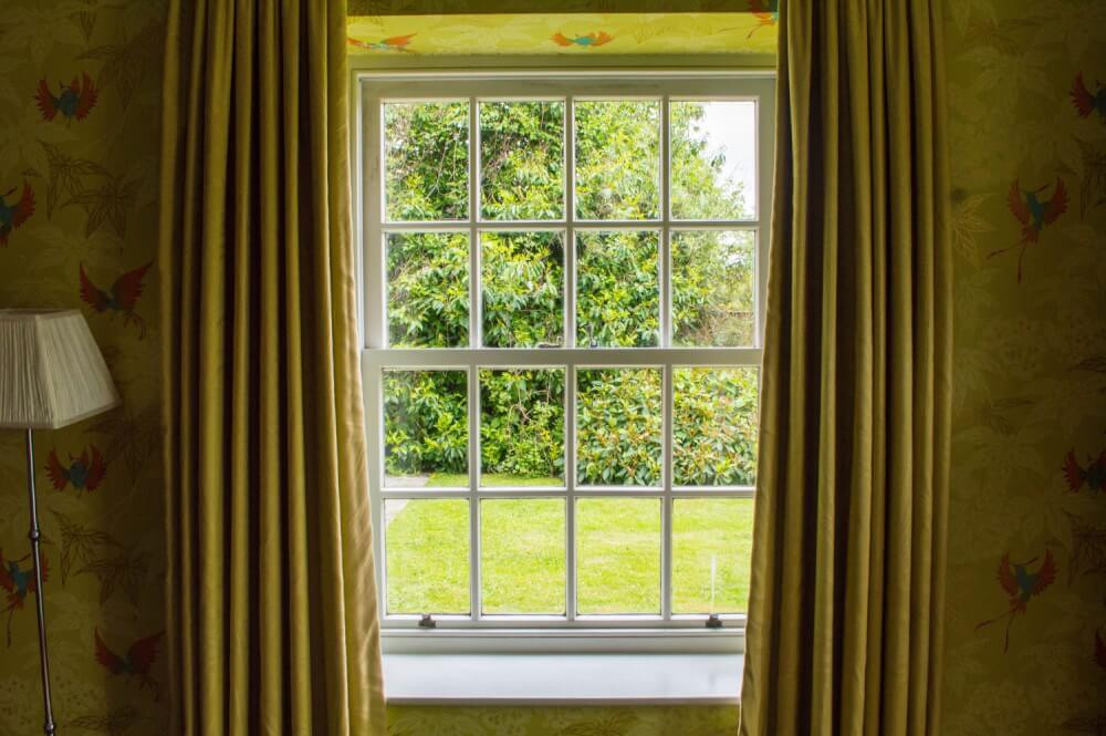 Toàn cảnh kiến trúc cổ kính và khuôn viên xanh mát của Homewood Park Hotel and Spa, một điểm đến yên bình.