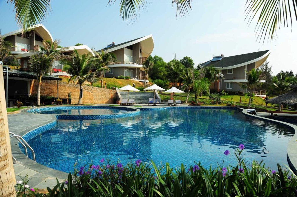 Toàn cảnh Sandunes Beach Resort &amp; Spa Mũi Né từ trên cao với bãi biển riêng và hồ bơi lớn