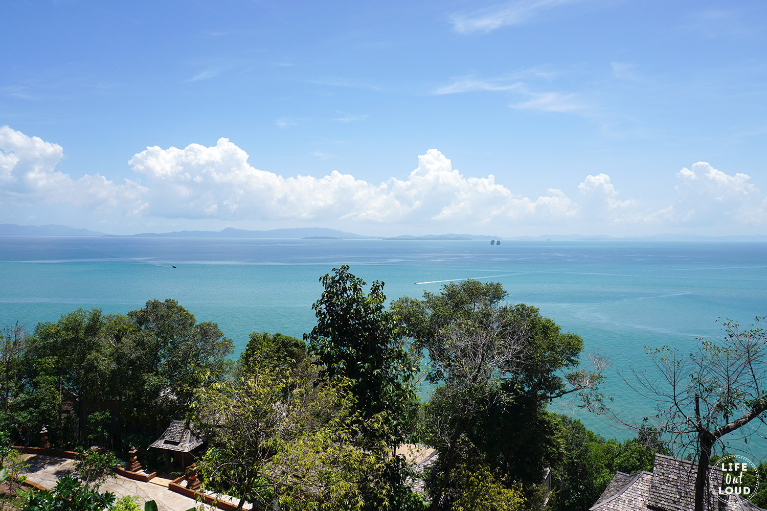 Toàn cảnh Santhiya Koh Yao Yai Resort & Spa với bãi biển cát trắng và rừng cây xanh tươi