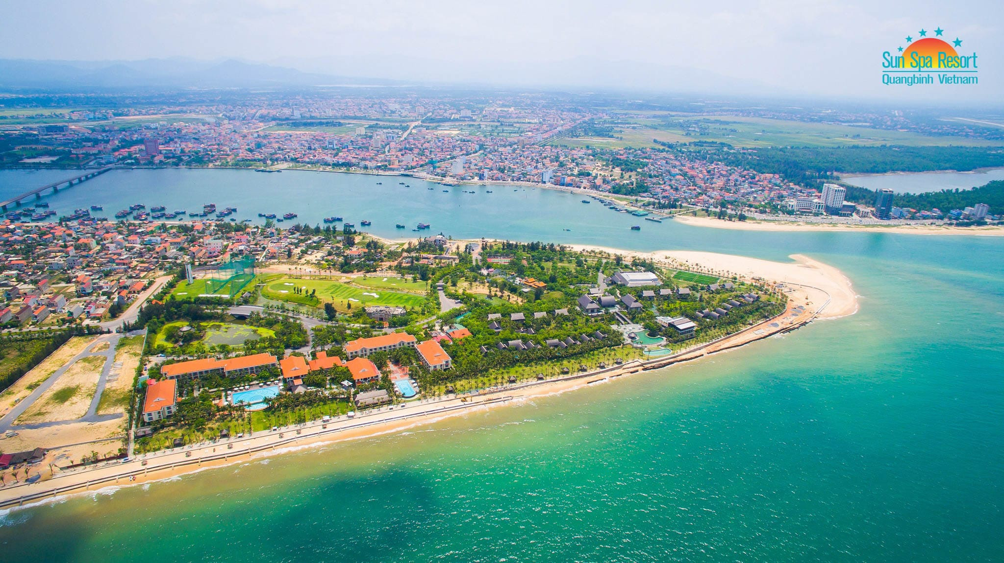 Toàn cảnh Sun Spa Resort Quảng Bình nhìn từ trên cao, thể hiện vị trí độc đáo 3 mặt giáp biển và sông Nhật Lệ.