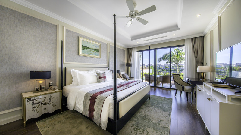 Toàn cảnh Vinpearl Resort &amp; Spa Long Beach vào buổi tối, với ánh đèn lung linh