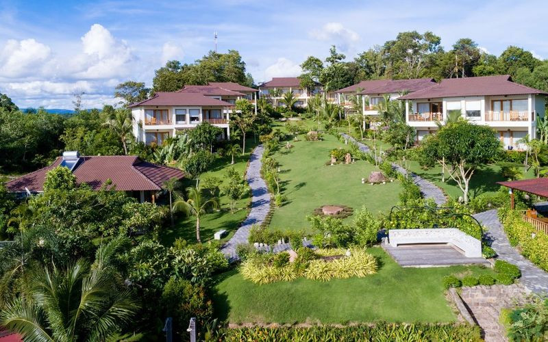 Tổng quan Camia Resort & Spa Phú Quốc với hồ bơi và kiến trúc xanh mát