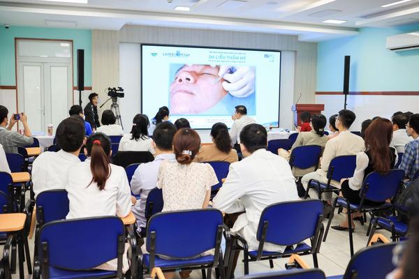 Bác sĩ da liễu tư vấn phác đồ điều trị mụn cho nam tại spa chuyên nghiệp