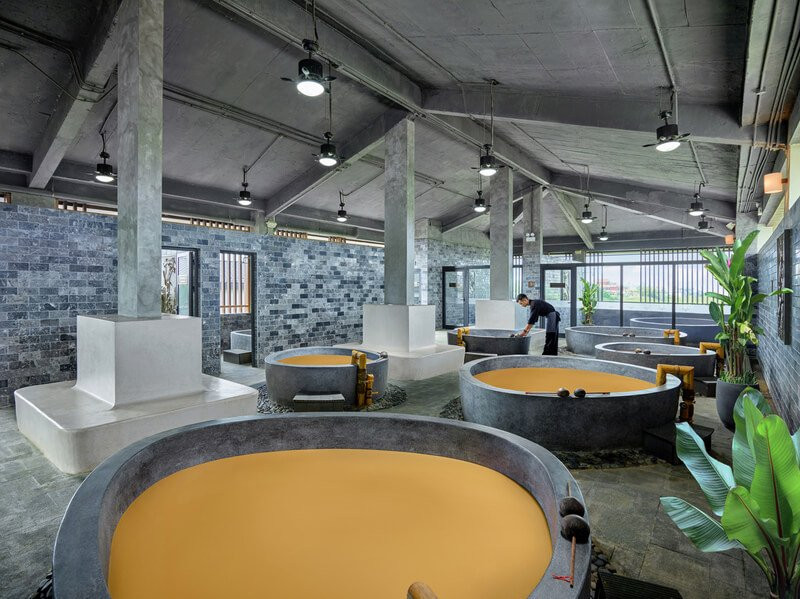 Trải nghiệm tắm bùn khoáng nóng tại Mỹ An Onsen Spa Resort, thư giãn và dưỡng da hiệu quả.