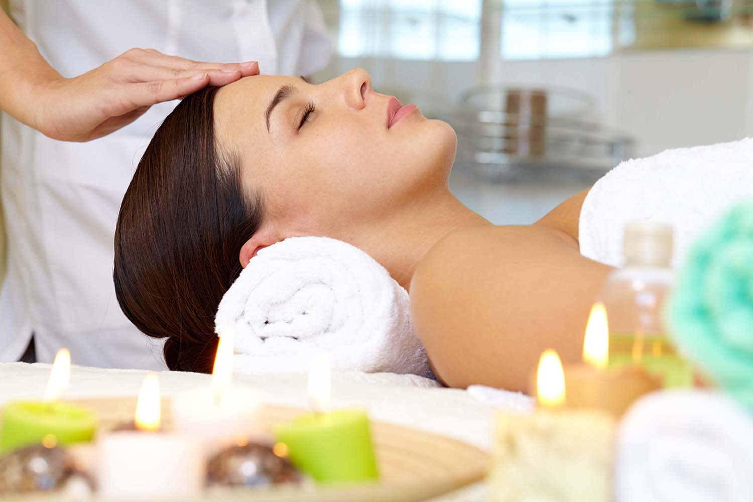 Tranh cô gái spa đẹp sang chảnh, thể hiện đẳng cấp của dịch vụ làm đẹp