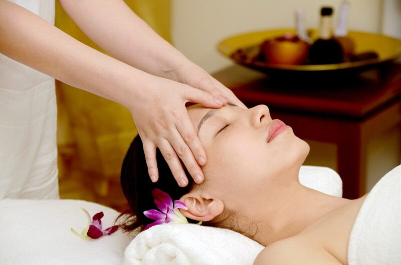 Tranh cô gái spa đẹp trong bộ tranh ghép