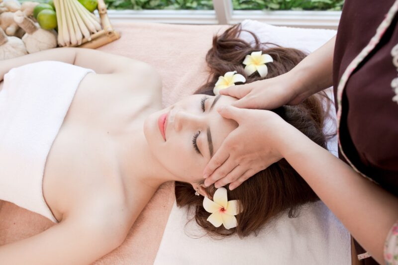 Tranh cô gái spa đẹp trong không gian sang trọng