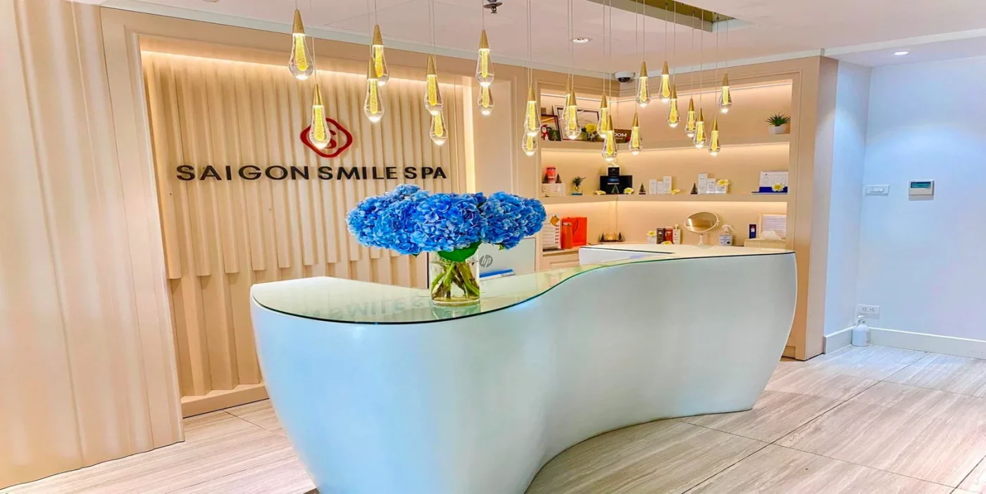 Khách hàng trải nghiệm triệt lông nách tại Saigon Smile Spa, một spa triệt lông uy tín tại TPHCM