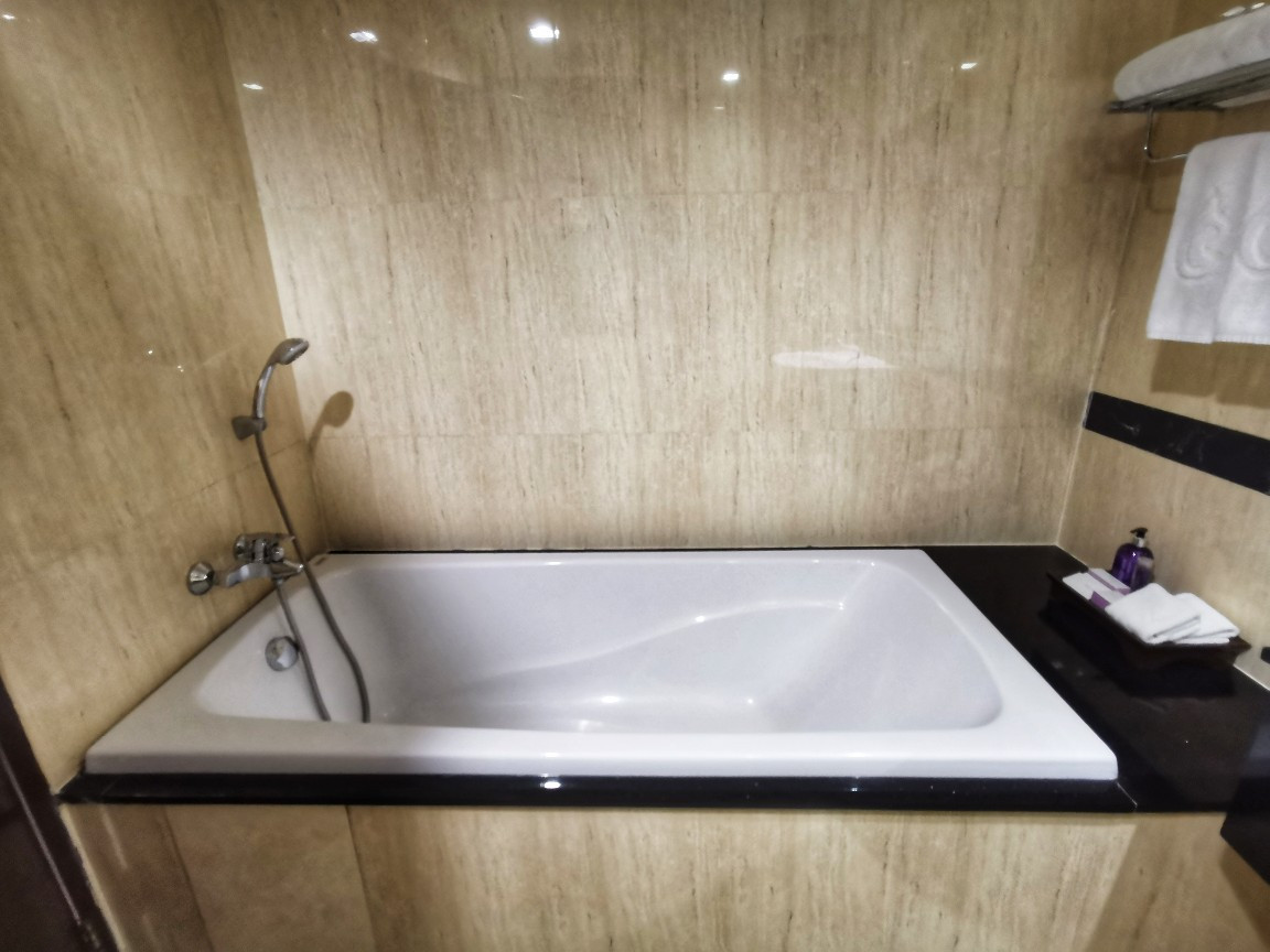 Tủ quần áo và két an toàn tiện lợi trong phòng nghỉ