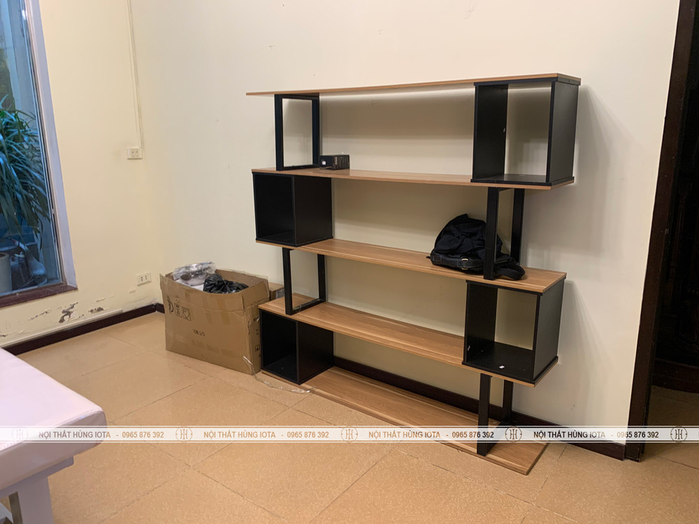 Tủ spa trưng bày mỹ phẩm với thiết kế hiện đại, giúp không gian gọn gàng và chuyên nghiệp