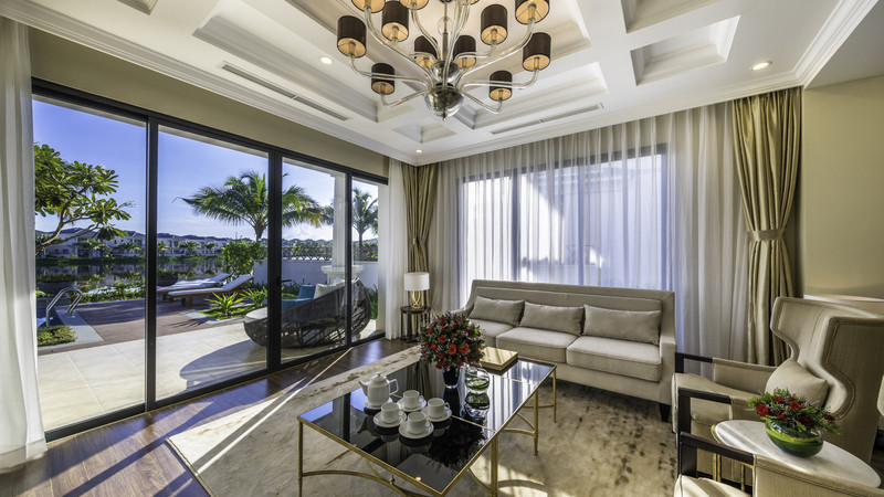 Vinpearl Resort &amp; Spa Long Beach: Hồ bơi riêng và sân vườn xanh mát của biệt thự 3 phòng ngủ