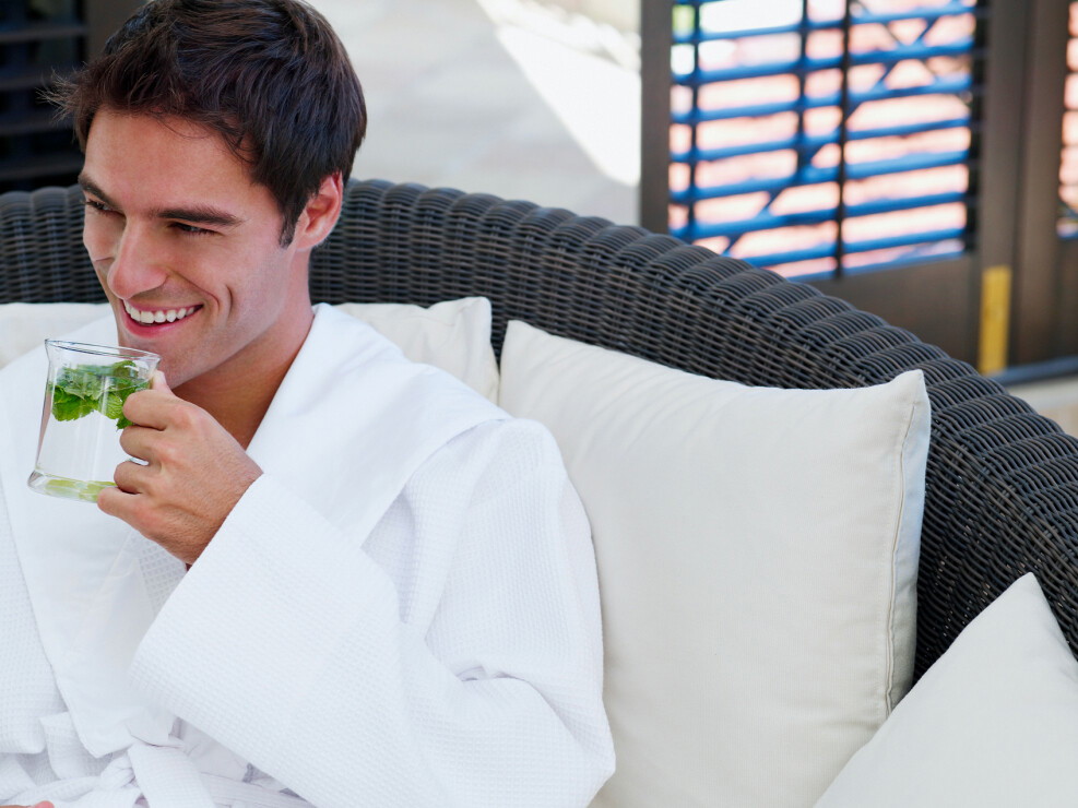 Uống đủ nước sau khi massage là rất quan trọng để tối ưu hóa hiệu quả tại các spa tốt nhất ở Hồ Chí Minh