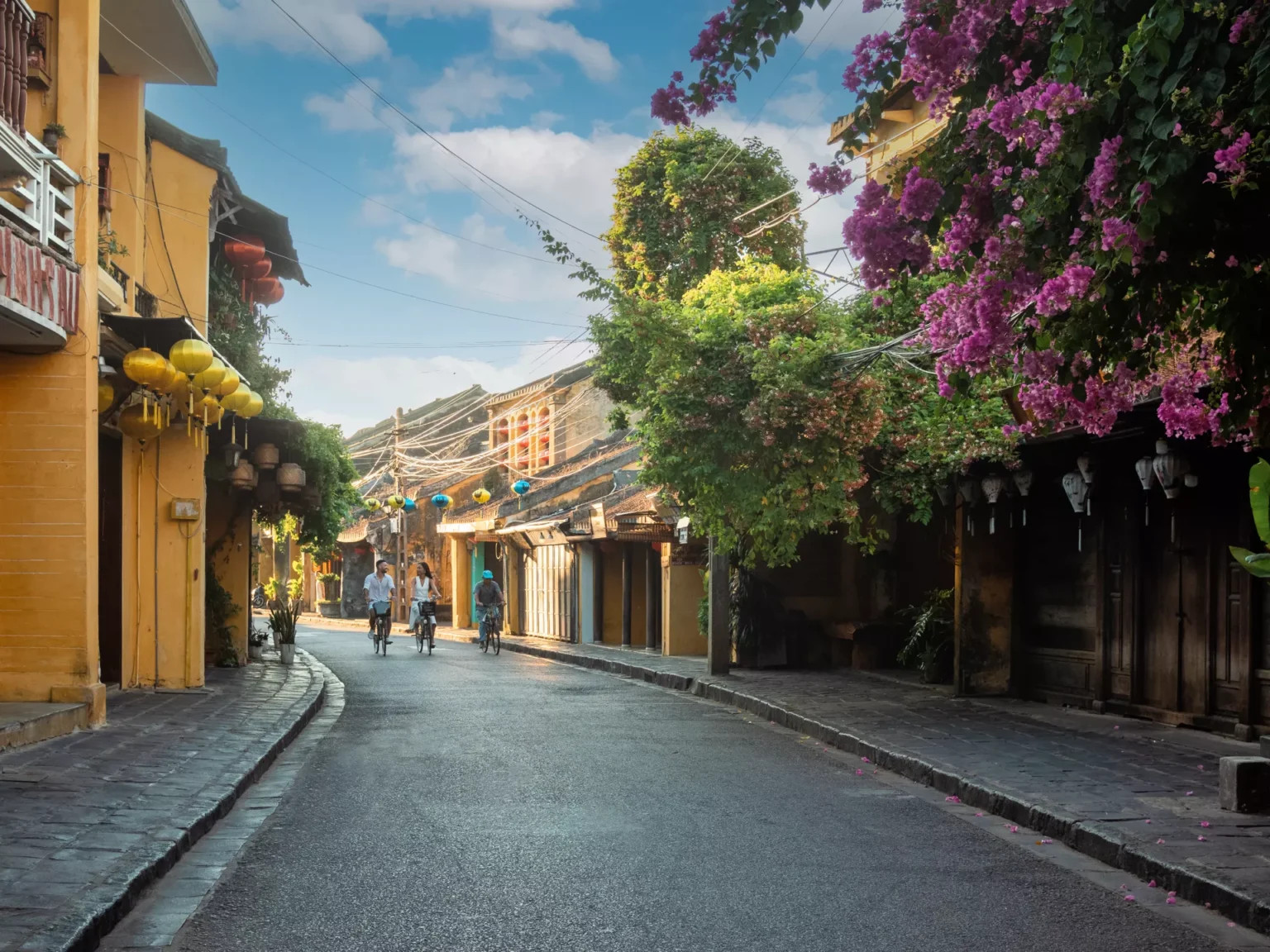 Xe buýt đưa đón hàng ngày của Hoi An Royal Beachfront Villas, tiện lợi cho việc di chuyển đến các điểm spa Hội An
