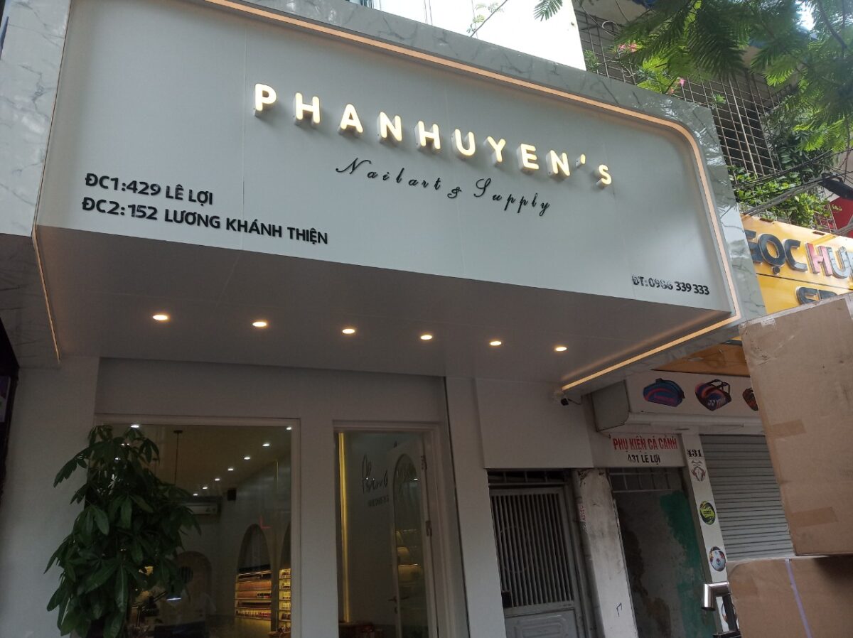 Ý tưởng trang trí mặt tiền thu hút cho tiệm spa nhỏ