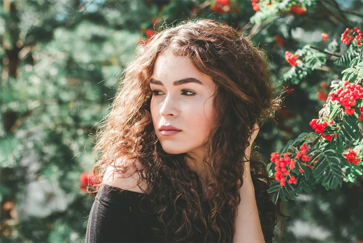 Tóc xù cá tính sau khi gỡ ống hút nhựa, thể hiện nếp tóc xoăn gợn nhỏ