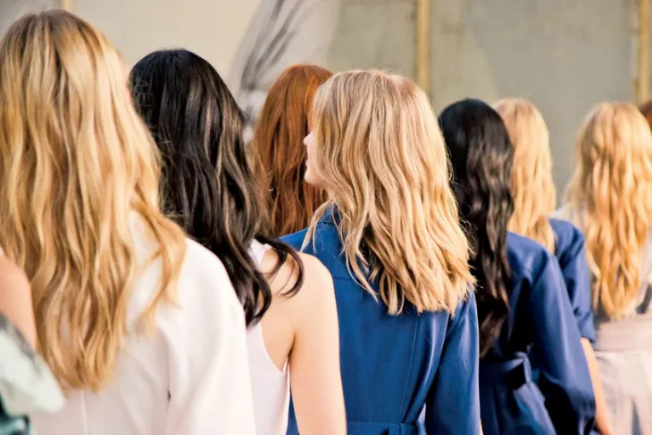 Phụ nữ với kiểu tóc tết đẹp mắt và duyên dáng