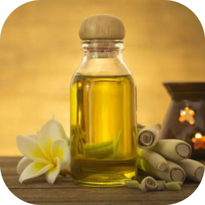 Người phụ nữ đang kiểm tra kết quả thử nghiệm miếng dán dầu ủ tóc trên khuỷu tay để đảm bảo an toàn