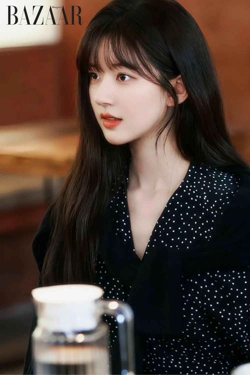 Diễn viên Triệu Lộ Tư đang tạo kiểu tóc mái thưa bằng lô cuốn gần sát chân tóc để tạo độ phồng tối đa