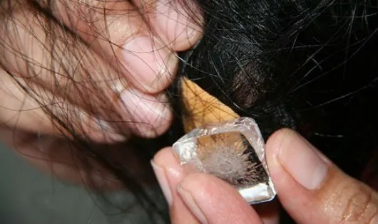 Ảnh chụp cận cảnh các viên đá lạnh được sử dụng để làm cứng kẹo cao su