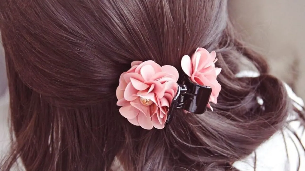 Kiểu tóc layer được kẹp nửa đầu bằng kẹp càng cua, tạo độ bồng bềnh và chiều sâu cho mái tóc