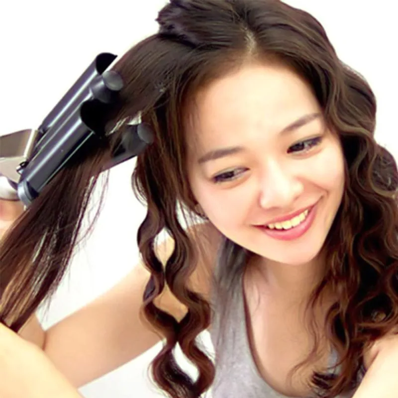 Sử dụng máy uốn trục chuyên nghiệp để tạo kiểu cụp đuôi tóc