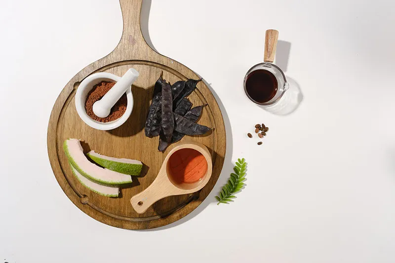 Hình ảnh minh họa các loại thảo dược tự nhiên được kết hợp để nấu nước gội đầu chống rụng tóc