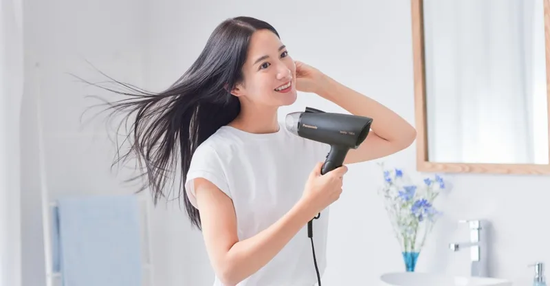Sấy tóc ở nhiệt độ vừa phải để hạn chế tóc bị khô xơ và giữ được nếp tóc uốn