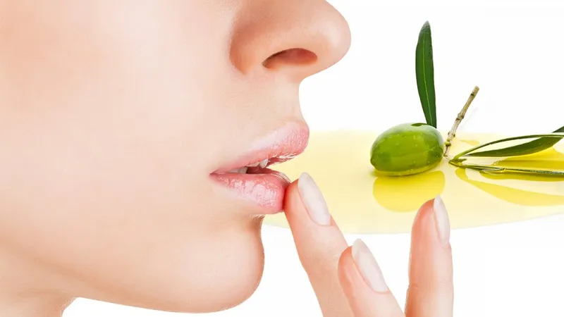 Dùng dầu oliu kết hợp với đường để tạo hỗn hợp tẩy da chết môi an toàn và hiệu quả