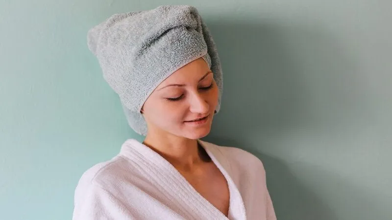 Dùng khăn thấm hút nhẹ nhàng thay vì chà xát mạnh khi làm khô tóc