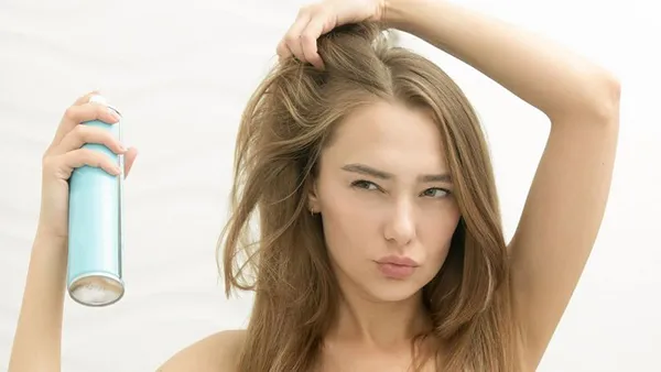 Dầu gội khô giúp duy trì độ thẳng của tóc sau khi thực hiện cách làm tóc thẳng sau khi uốn