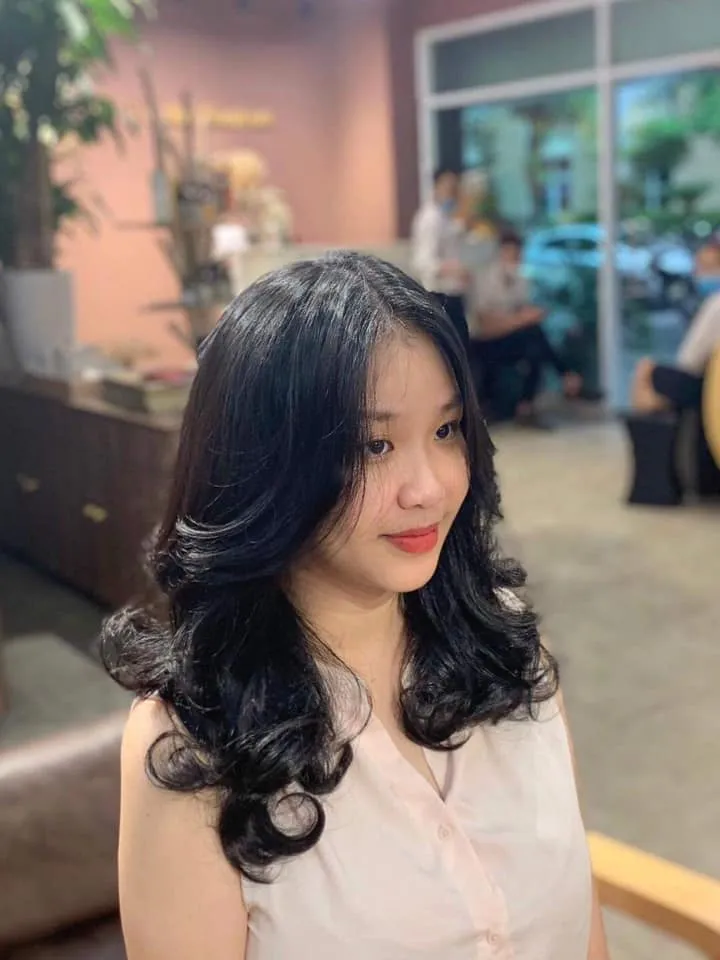 Chăm sóc tóc xoăn sóng: Sử dụng sản phẩm dưỡng ẩm chuyên sâu và bảo vệ tóc khỏi nhiệt độ cao