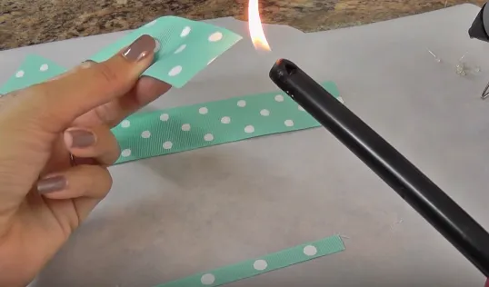 Hơ nóng các đầu vải để vải không bị bung chỉ ra