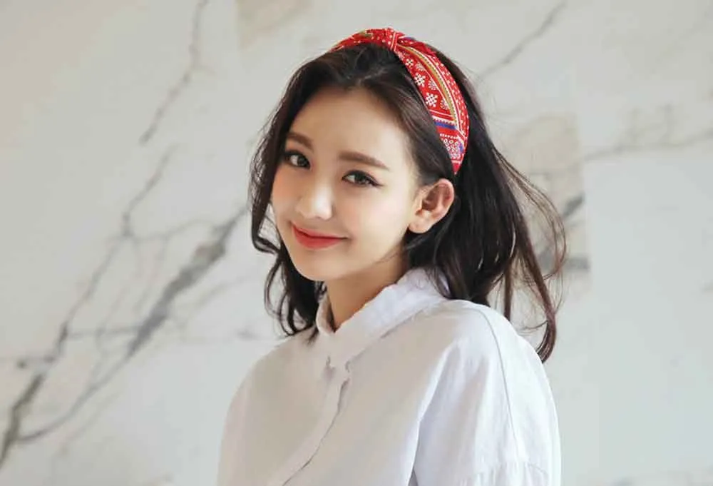 Sử dụng băng đô lớn để thực hiện cách giấu tóc mái tức thời và thời trang