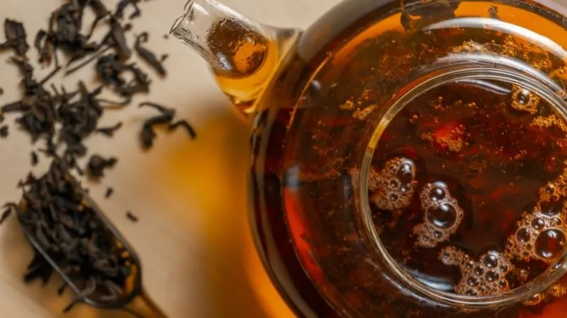 Mẹo giúp tóc đen lại với trà đen, dùng để xả tóc tạm thời tạo màu tự nhiên