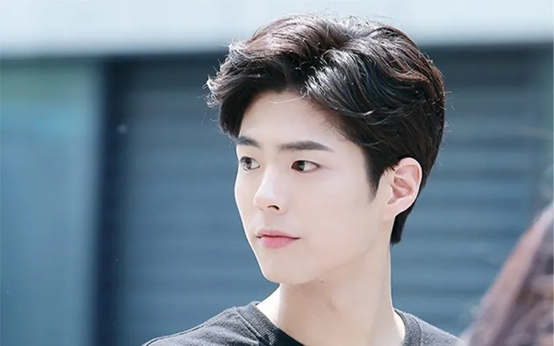 Tóc nam 7/3 đẹp trai: Kiểu tóc nam 7/3 đẹp trai là một sự lựa chọn hoàn hảo cho những chàng trai muốn thể hiện phong cách mạnh mẽ và nam tính.