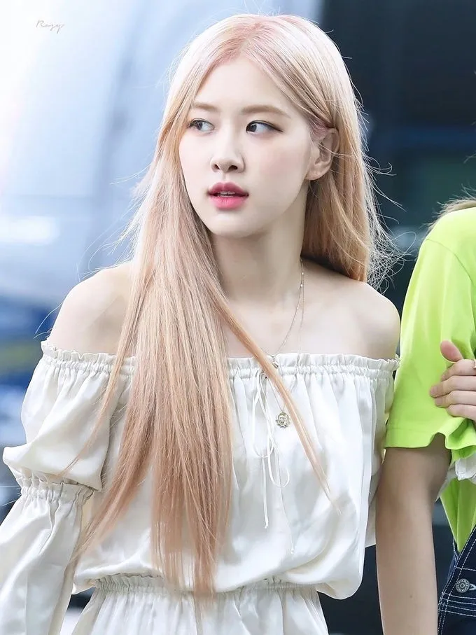 Cô gái có mái tóc thẳng mượt, óng ả sau khi áp dụng các cách làm tóc xoăn duỗi thẳng