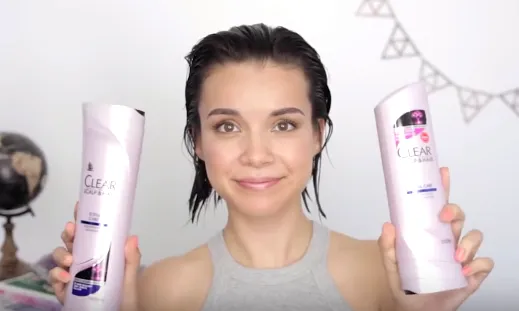 Gội đầu sạch bằng dầu gội và dầu xả cho tóc mái