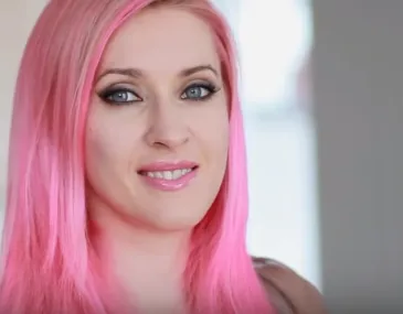 Rẽ ngôi tóc lệch tự nhiên để chuẩn bị cho kiểu tết mái dài