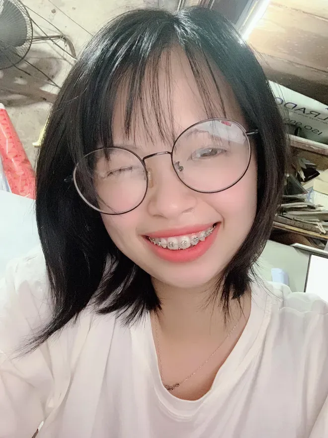 Dùng serum dưỡng tóc là một bước quan trọng để sửa tóc ngắn.